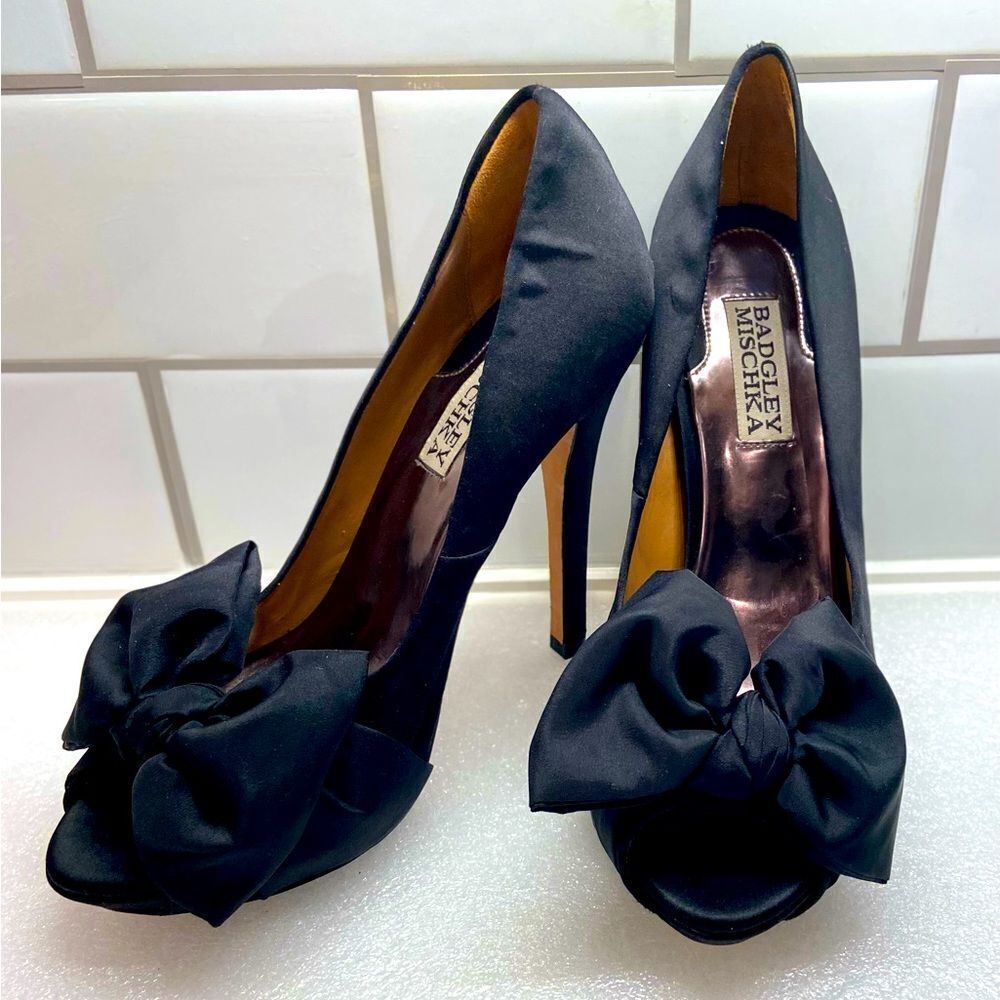 BADGLEY Mischka Black Satin Heels 👠size 7-fits Like Size 6